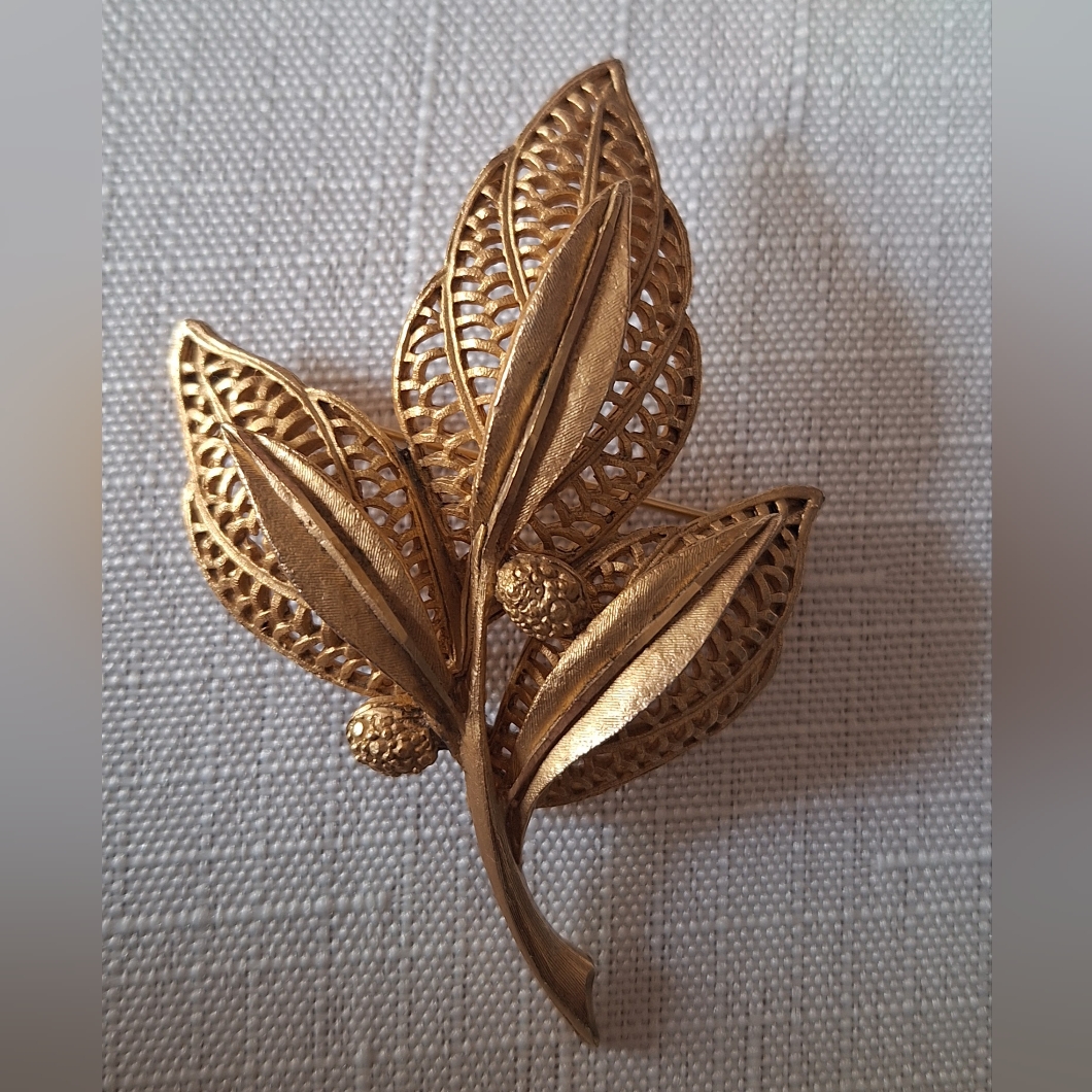 Bsk Brooch Vintage 60s Open Work Goldtone Leaf Pin Brushed Finish Good Quality 15$